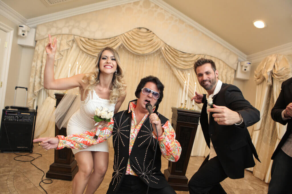 Elvis sings with a newly-wedded couple