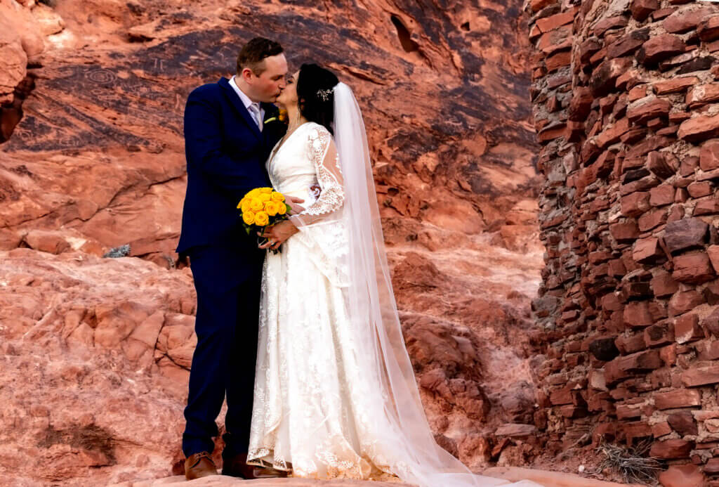 a couple kissing at Valley of Fire